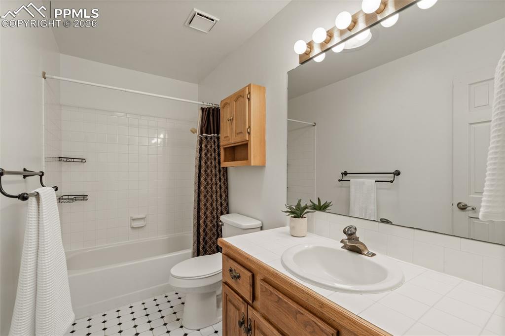 Image 35 of 50: Bathroom