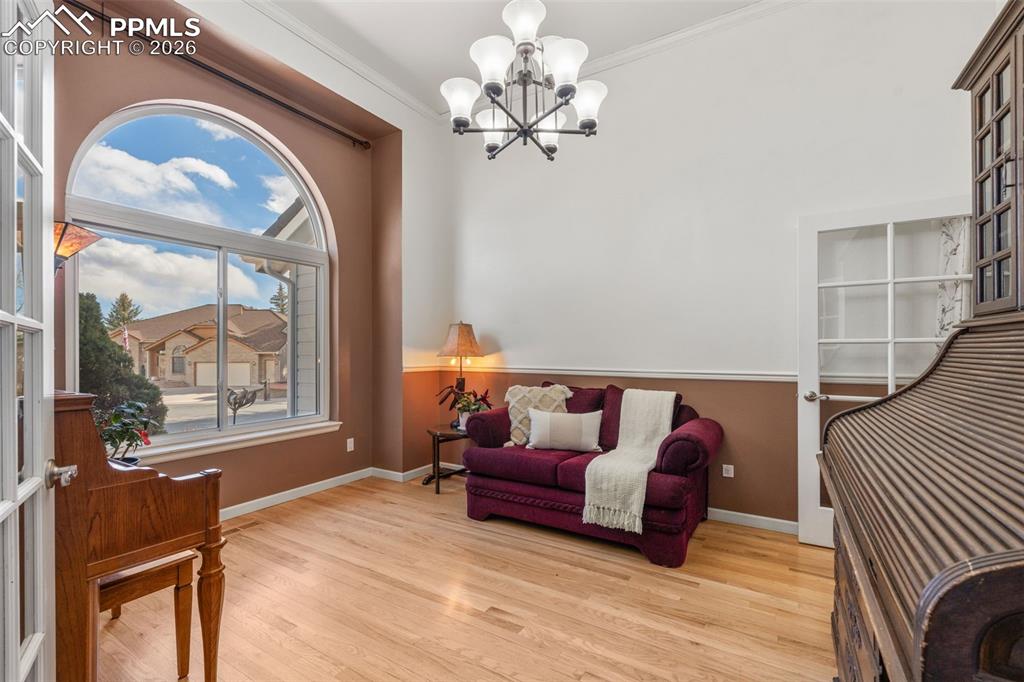 Image 4 of 50: Sitting Room