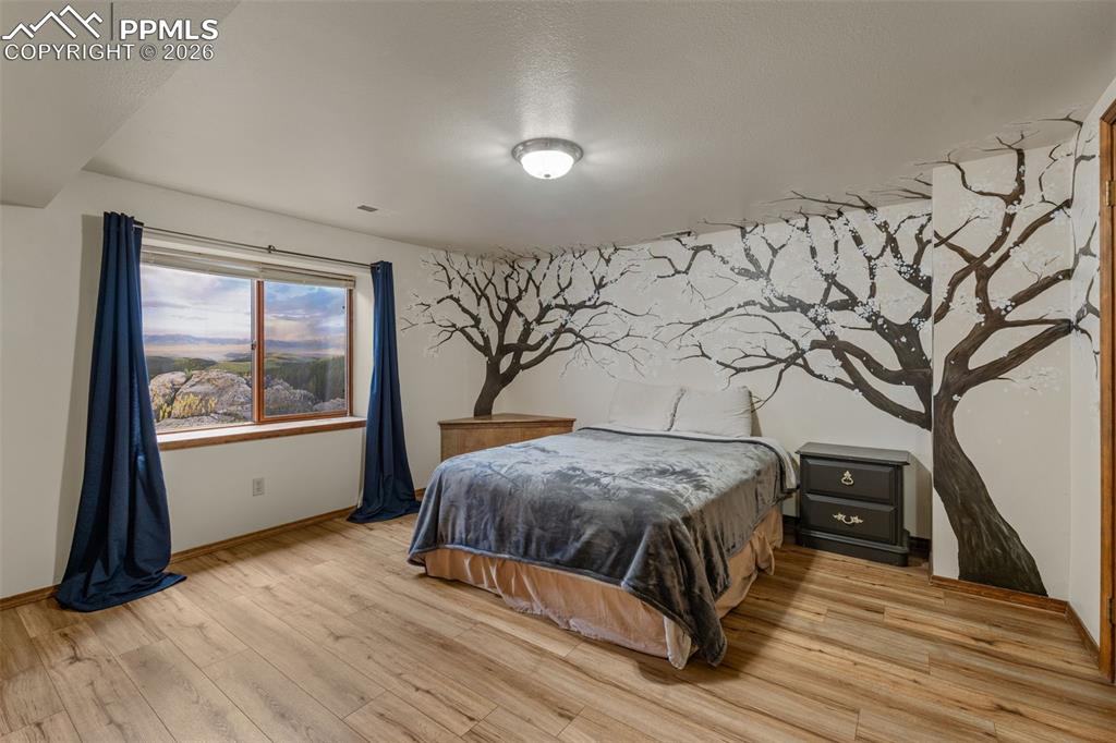 Image 40 of 50: Bedroom