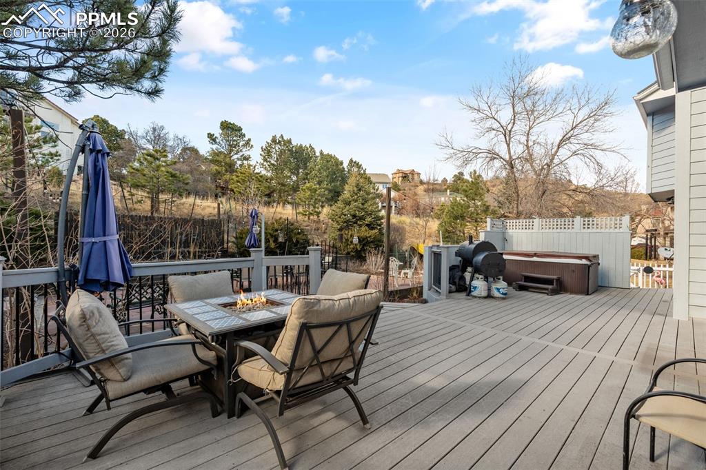 Image 44 of 50: Deck