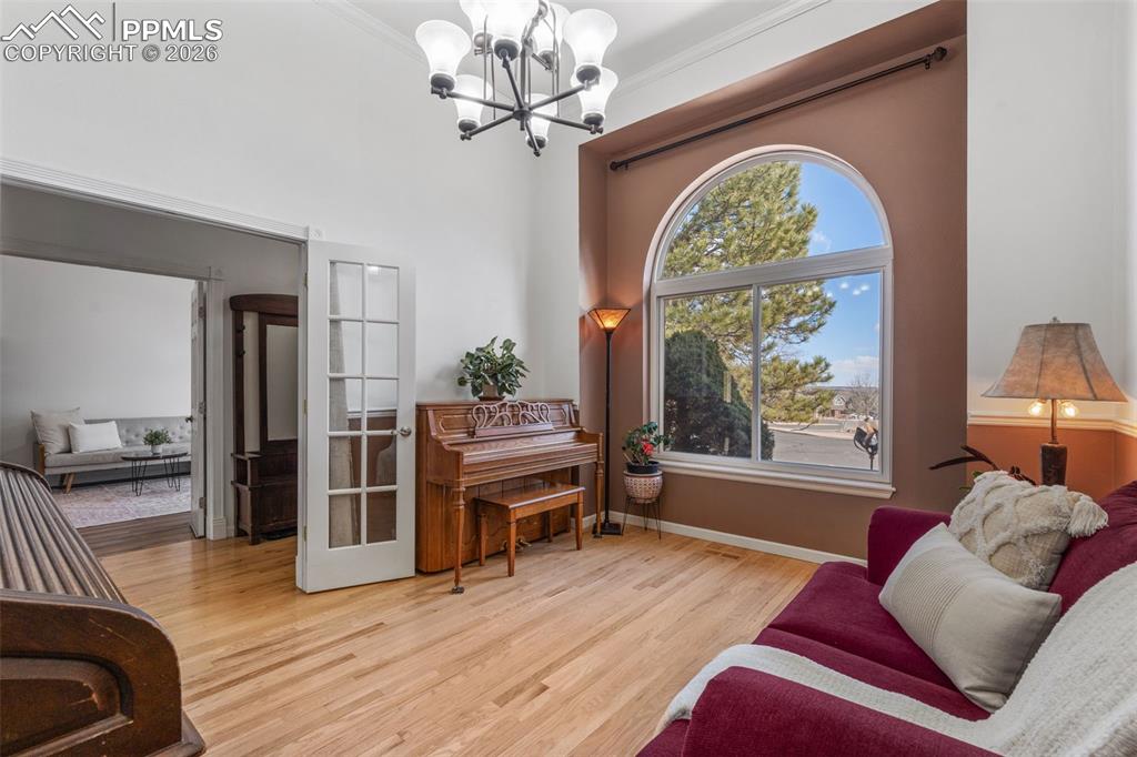 Image 5 of 50: Sitting Room