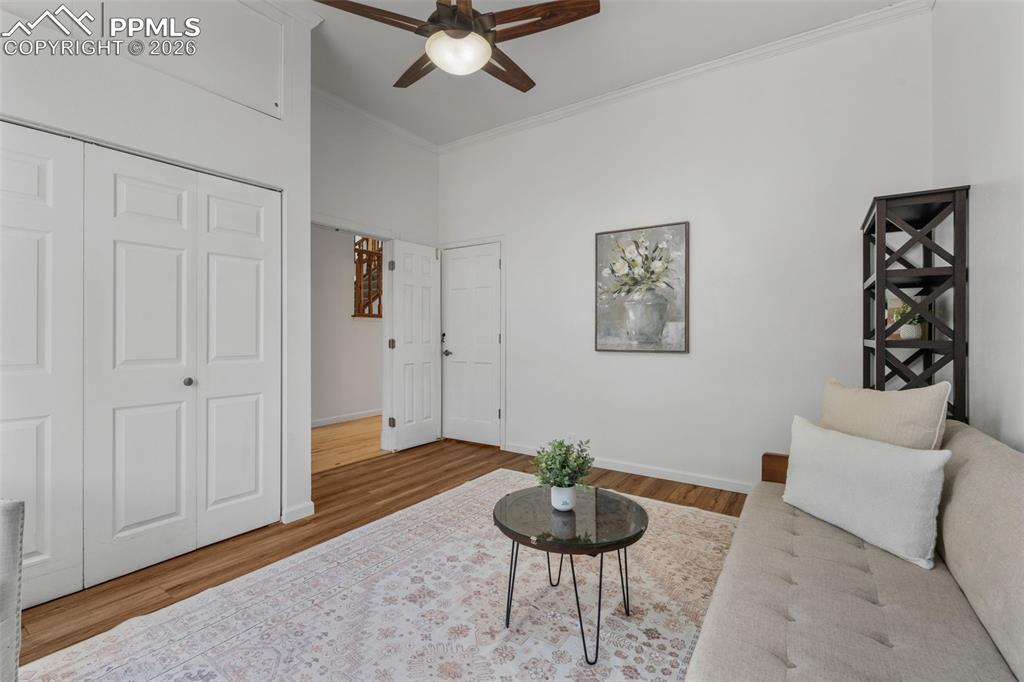 Image 8 of 50: Sitting Room