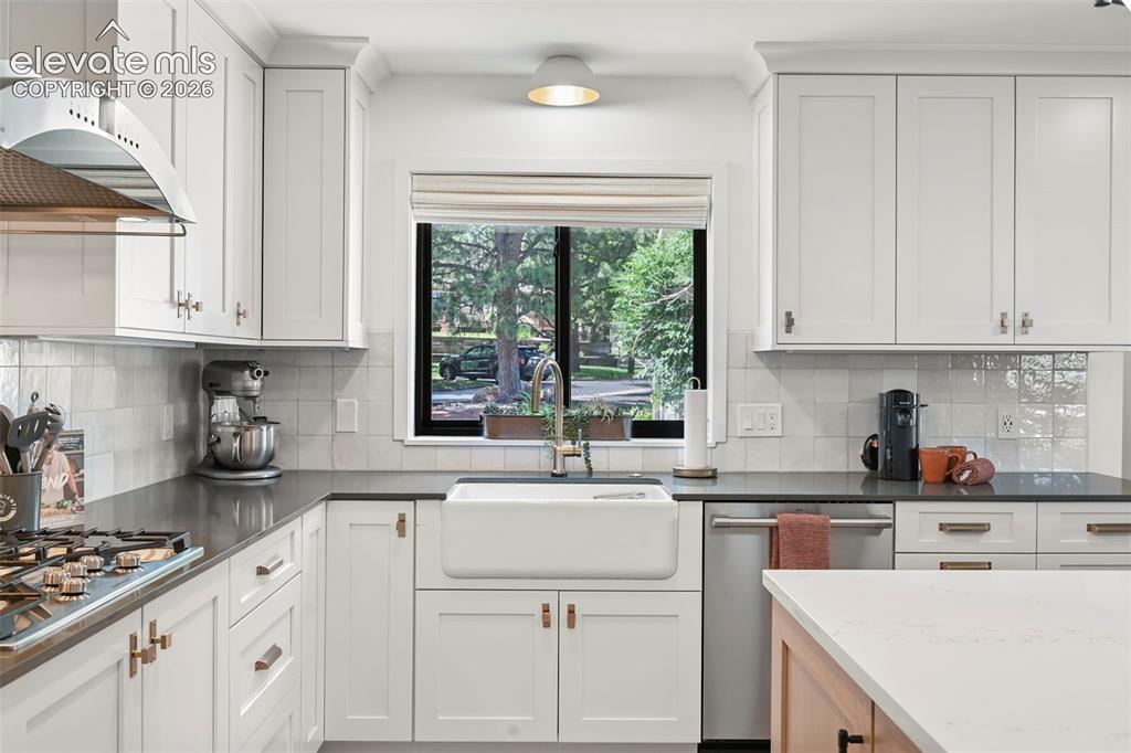 Image 10 of 50: Kitchen