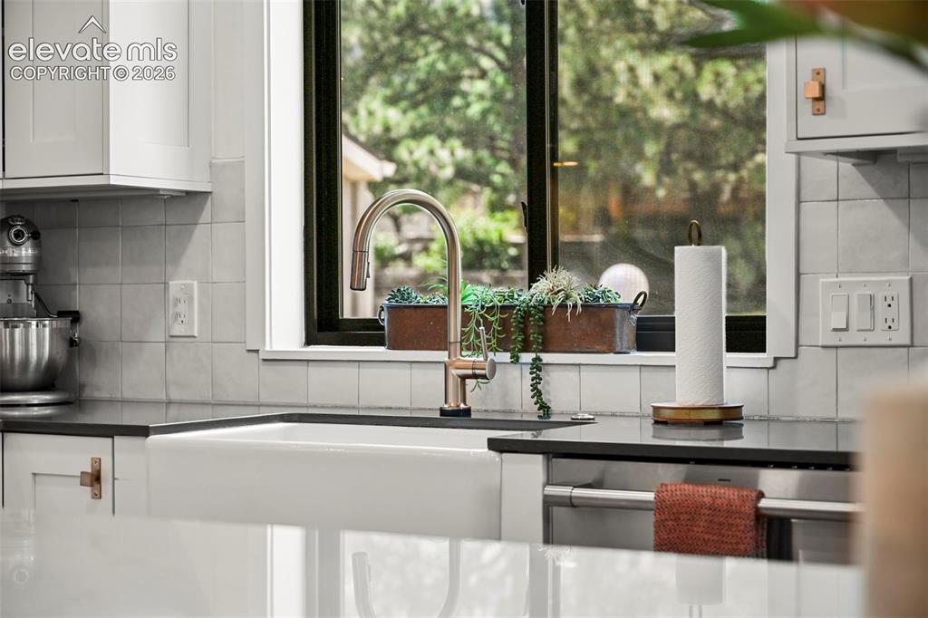 Image 11 of 50: Kitchen with lots of natural light!