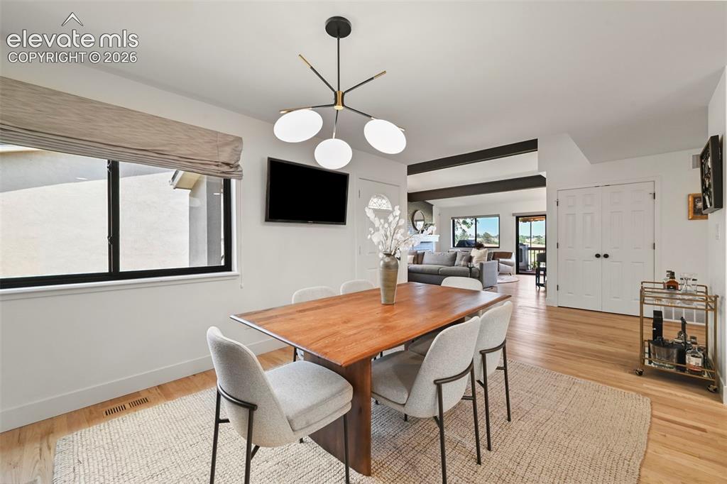 Image 15 of 50: Dining Area