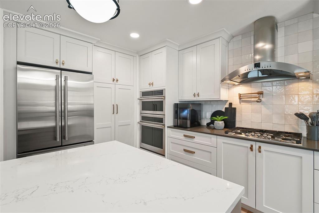 Image 9 of 50: Kitchen