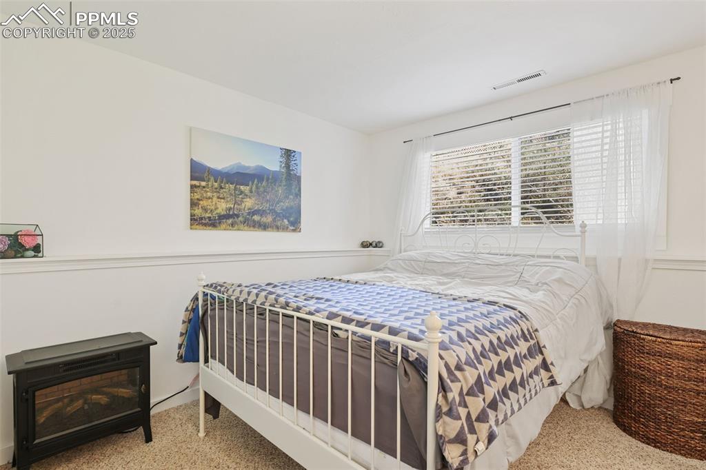 Image 16 of 24: Bedroom