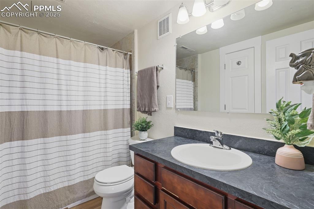 Image 17 of 24: Bathroom