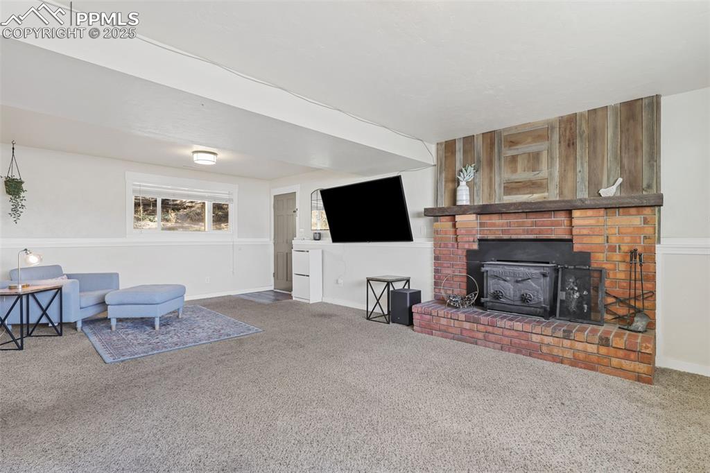 Image 19 of 24: Living Room