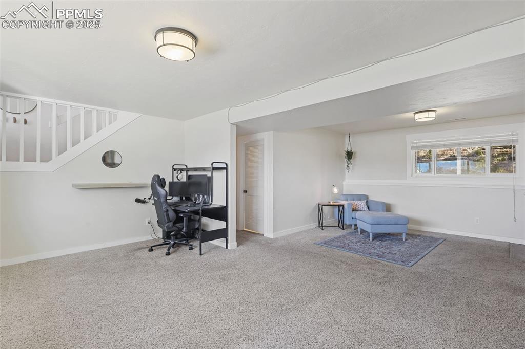 Image 20 of 24: Living Room