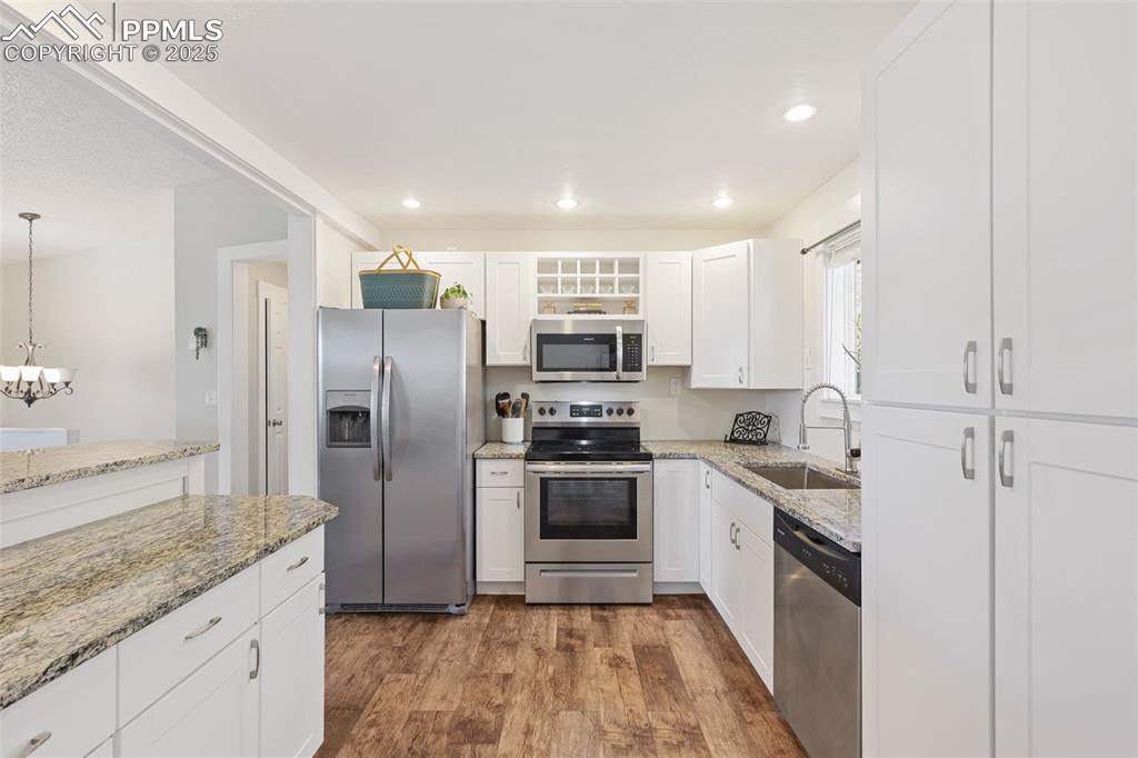 Image 7 of 24: Kitchen