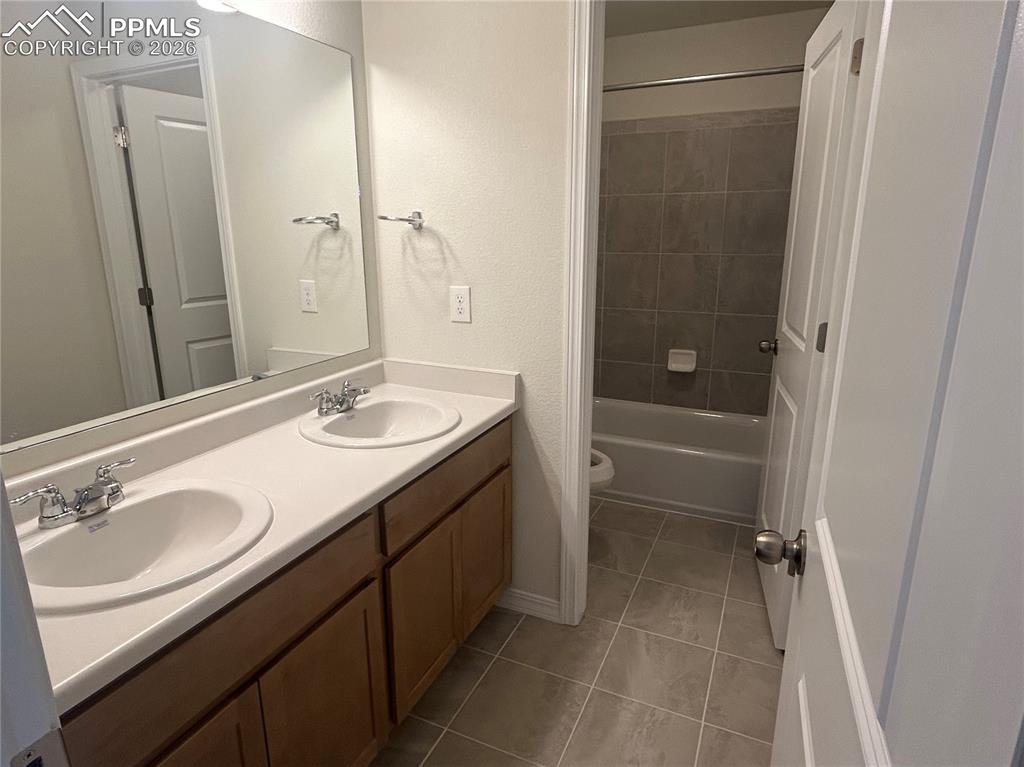 Image 11 of 14: Bathroom