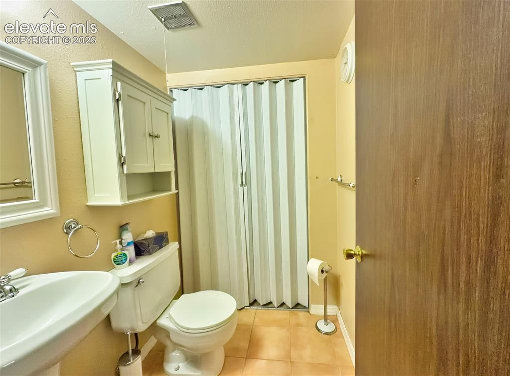 Image 10 of 18: Bathroom