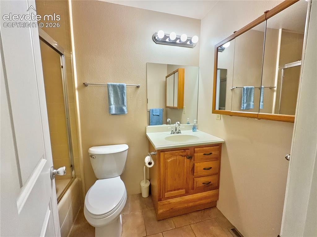Image 14 of 18: Bathroom