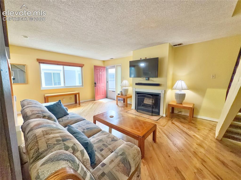 Image 4 of 18: Living Room