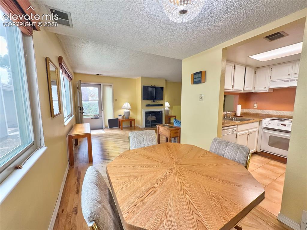 Image 5 of 18: Dining Area