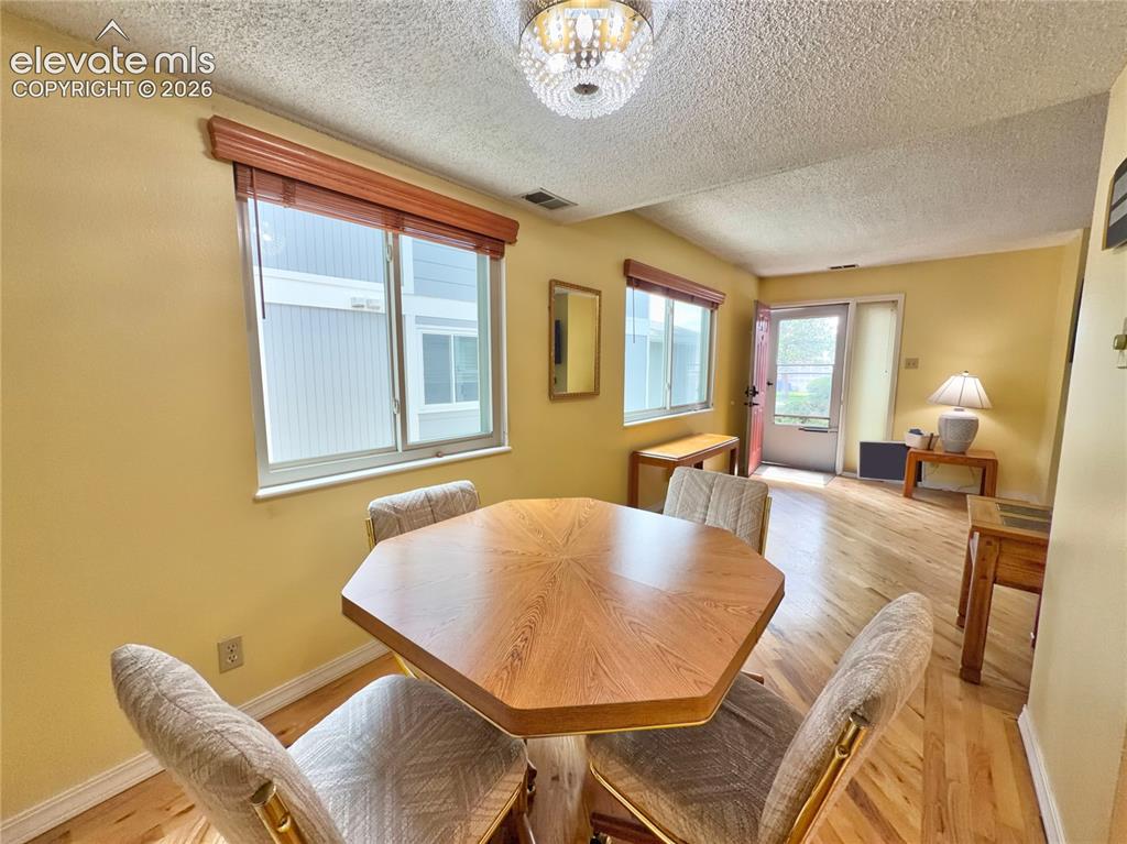 Image 6 of 18: Dining Area