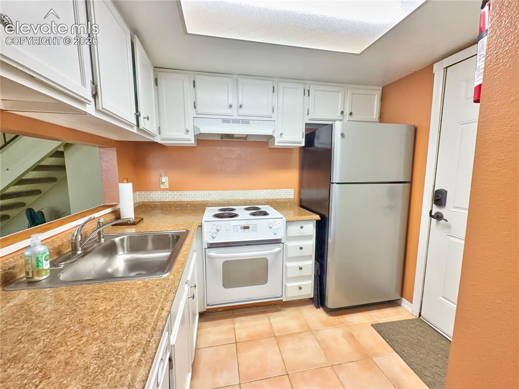 Image 7 of 18: Kitchen