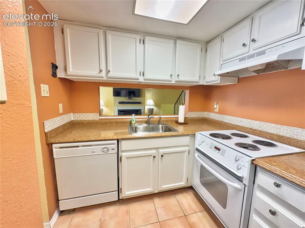 Image 8 of 18: Kitchen