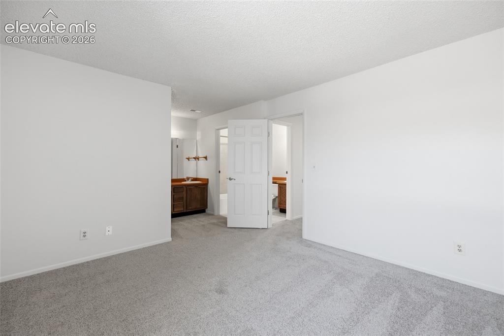 Image 15 of 32: Bedroom