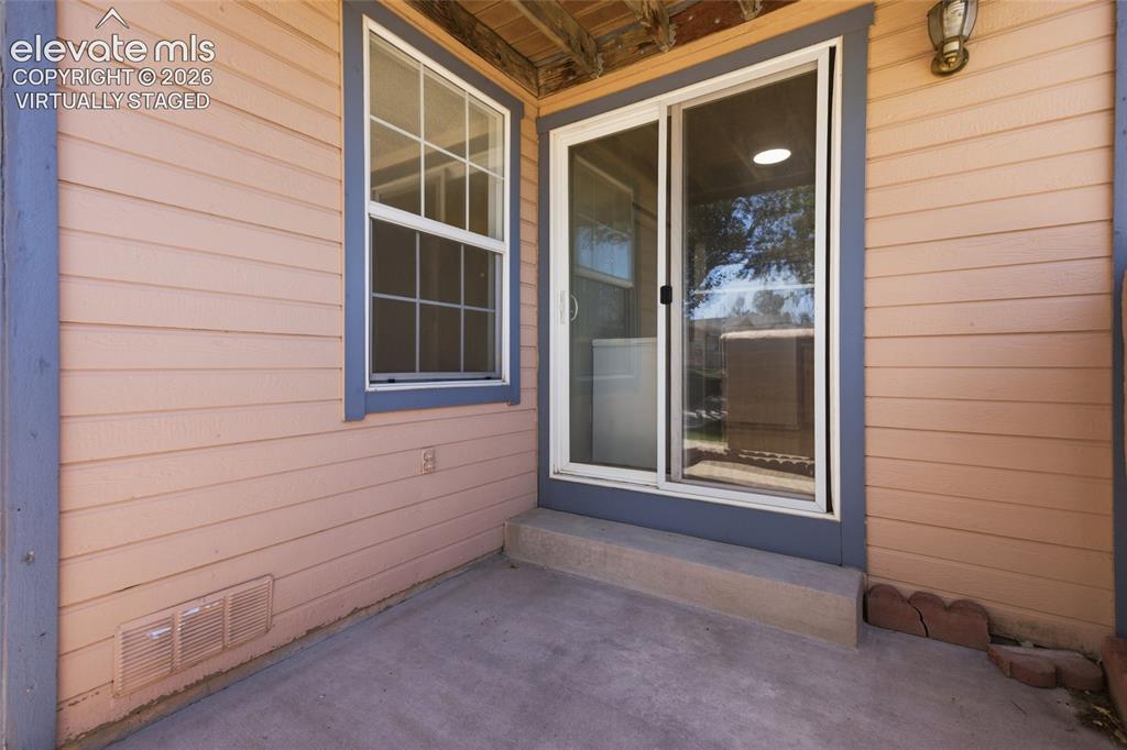 Image 4 of 32: Entry