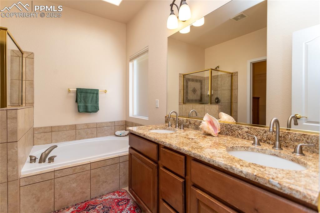 Image 17 of 30: Bathroom