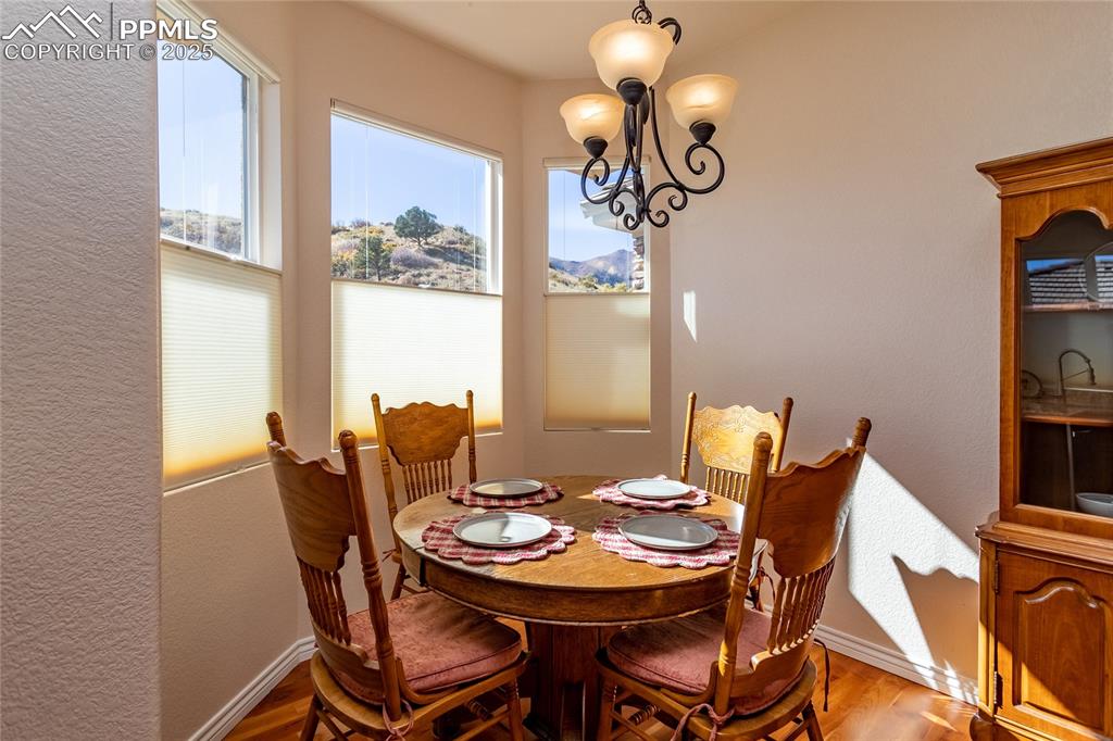 Image 7 of 30: Dining Area