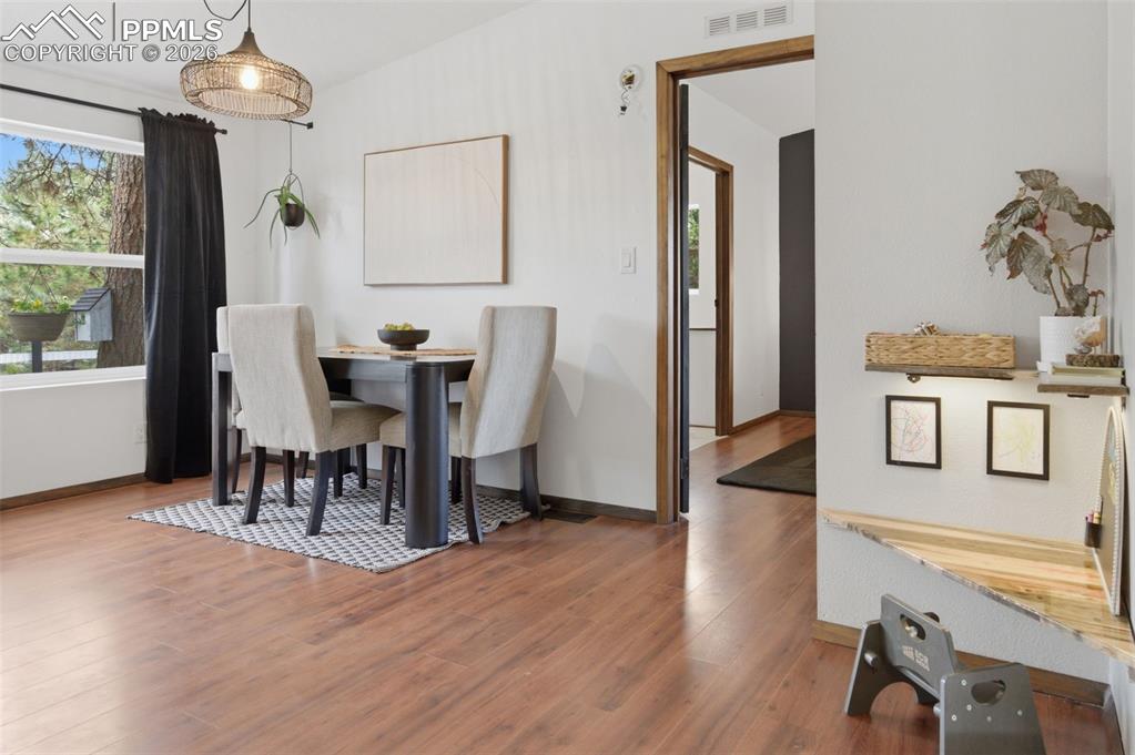 Image 17 of 48: Dining Area