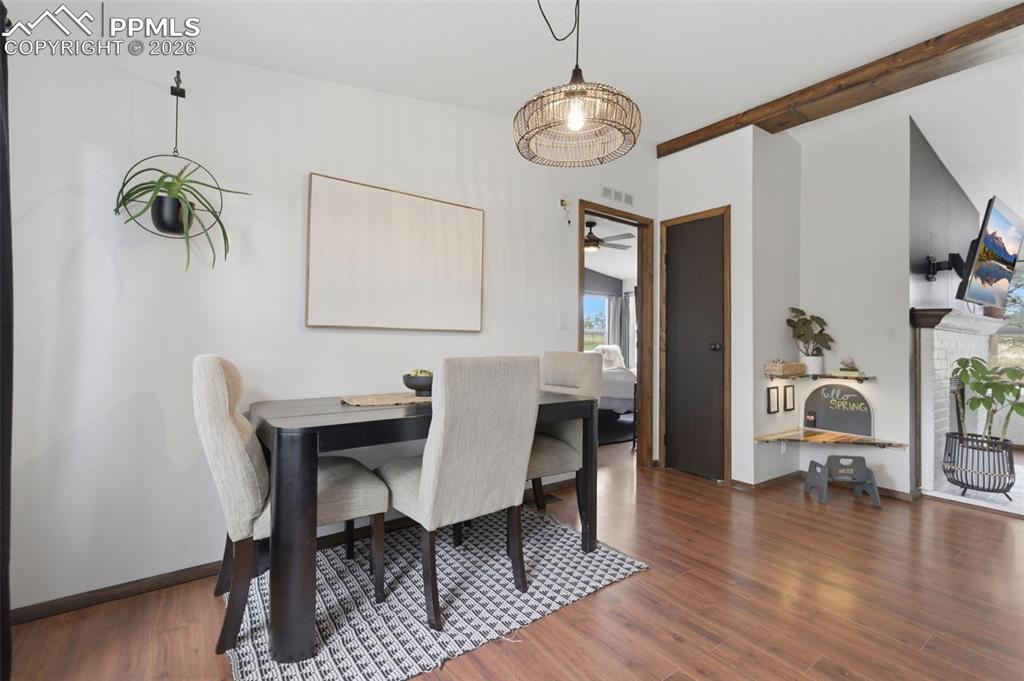 Image 19 of 48: Dining Area