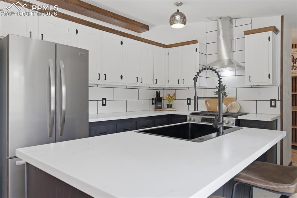 Image 23 of 48: Kitchen