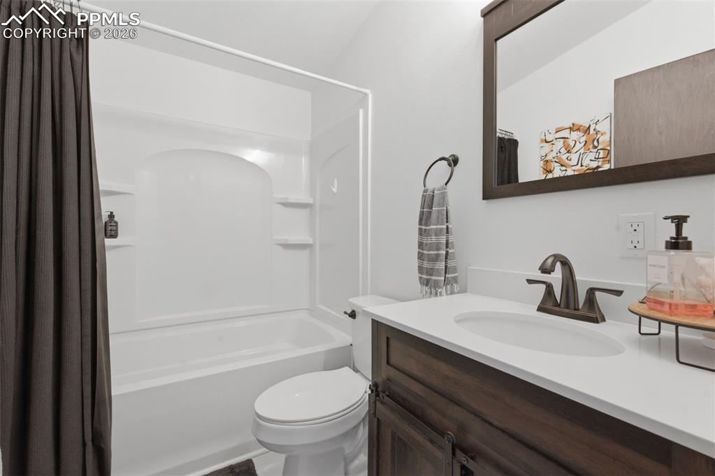 Image 35 of 48: Bathroom