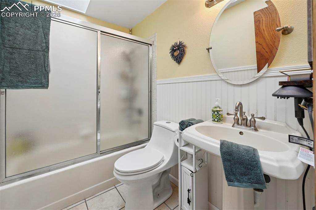 Image 18 of 34: Bathroom