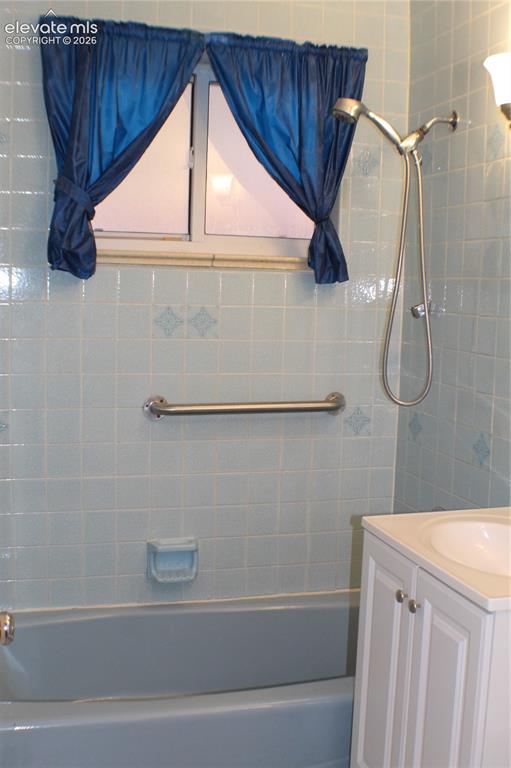 Image 13 of 18: Full Bathroom