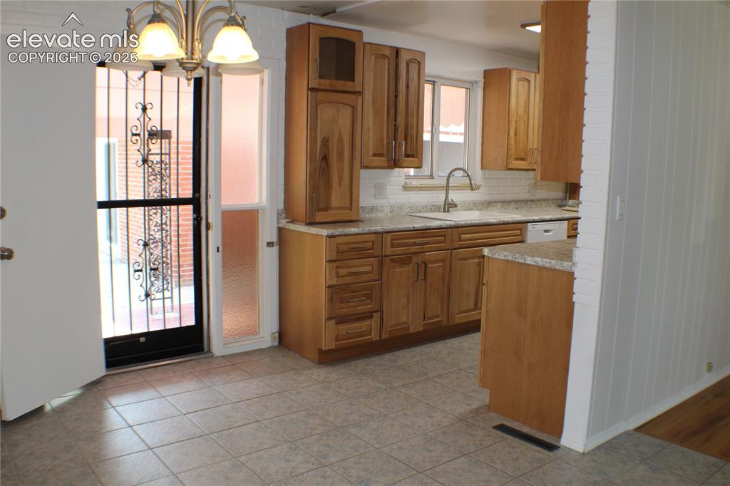 Image 3 of 18: Dining area