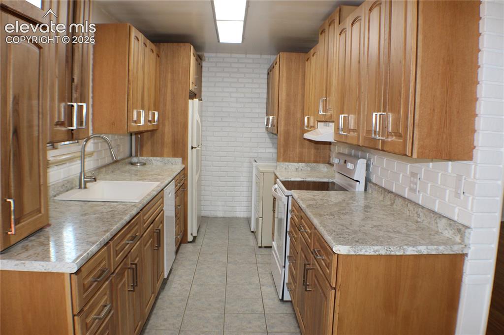 Image 4 of 18: Kitchen including all appliances 