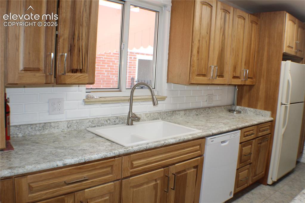 Image 5 of 18: Kitchen including all appliances 