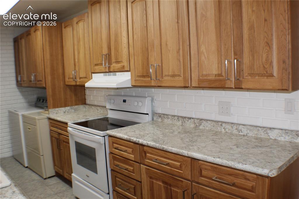 Image 6 of 18: Kitchen including all appliances 