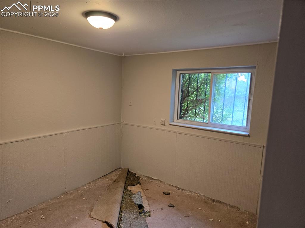 Image 16 of 19: Bedroom
