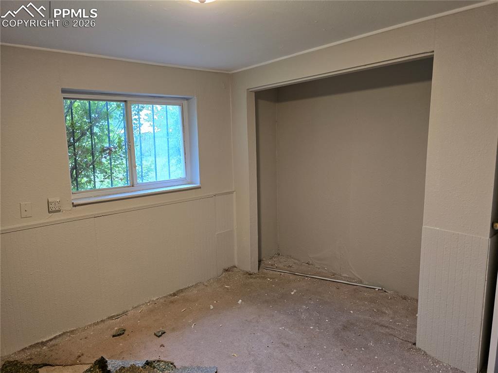 Image 17 of 19: Bedroom