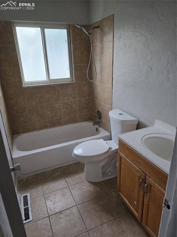 Image 5 of 19: Bedroom