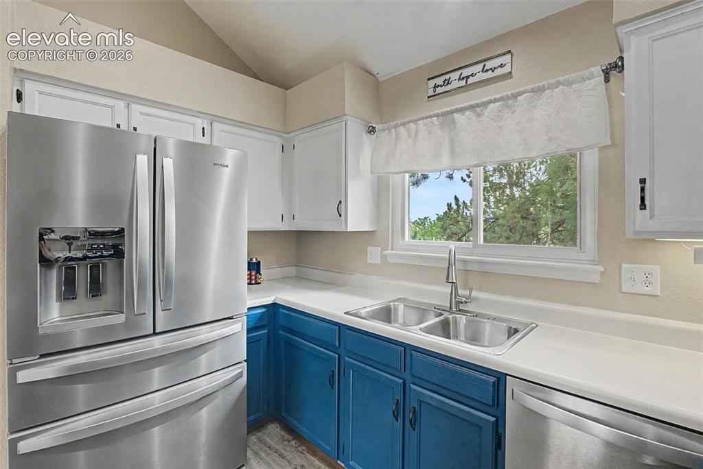 Image 20 of 43: Kitchen