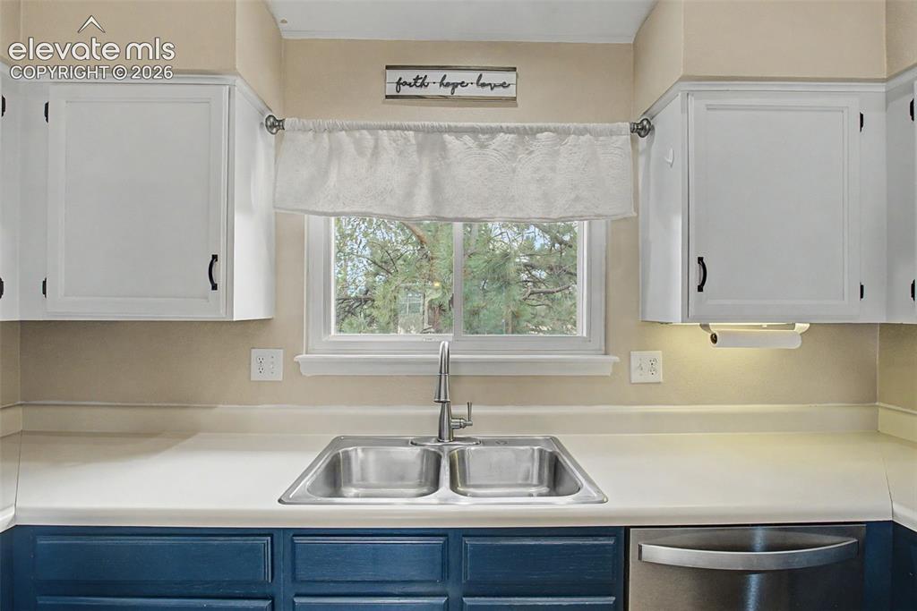 Image 21 of 43: Kitchen