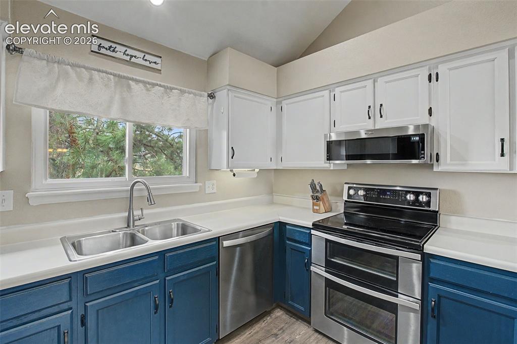 Image 22 of 43: Kitchen