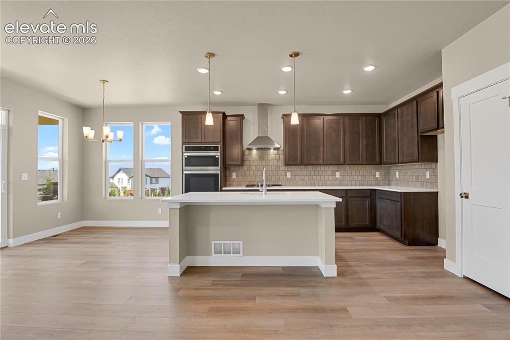 Image 7 of 42: Kitchen