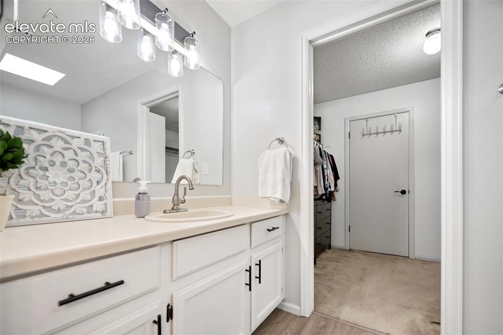 Image 14 of 24: Bathroom