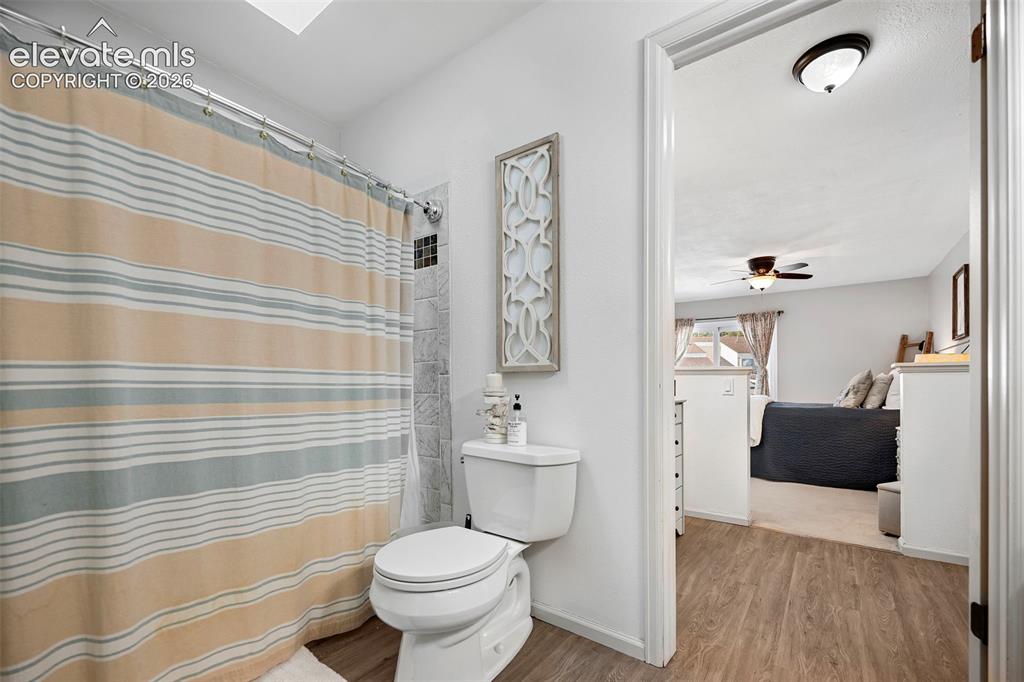 Image 16 of 24: Bathroom