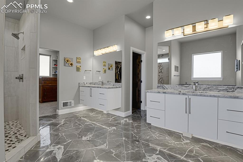 Image 21 of 43: primary bath