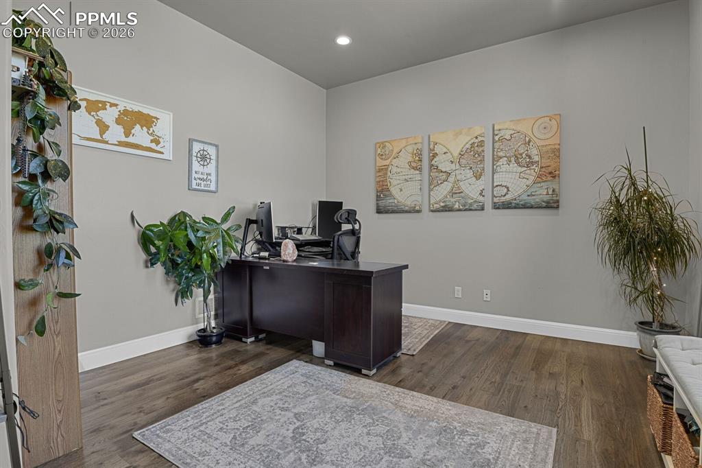 Image 22 of 43: Office