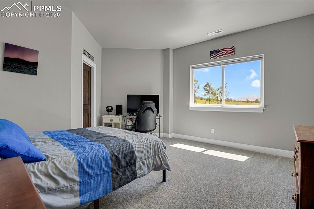 Image 30 of 43: bed4