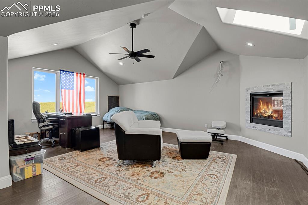 Image 33 of 43: Bonus room